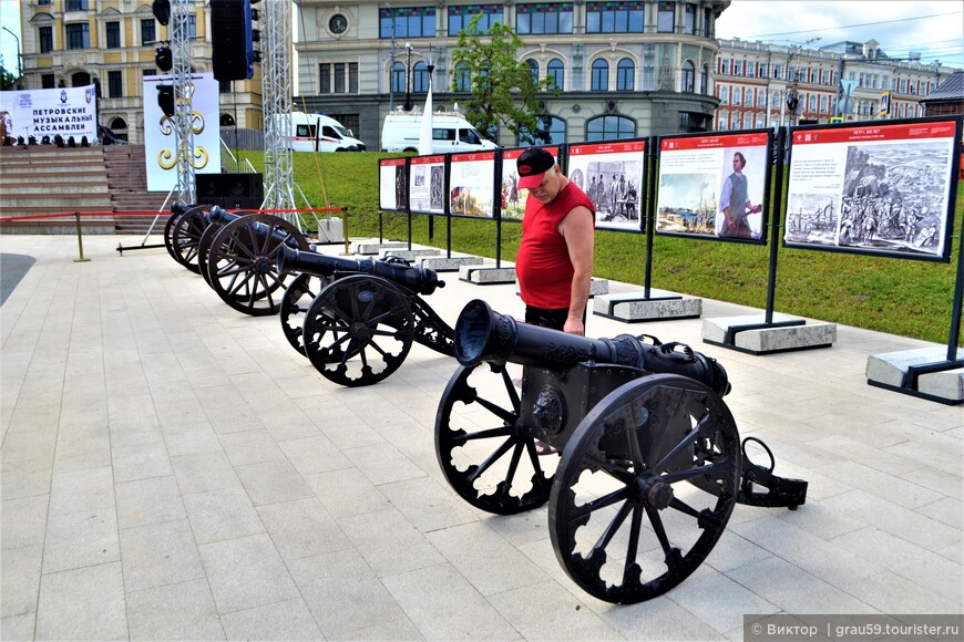 Прогулка в день 350-летия Петра I. Костюмированные персонажи переносят в прошлое