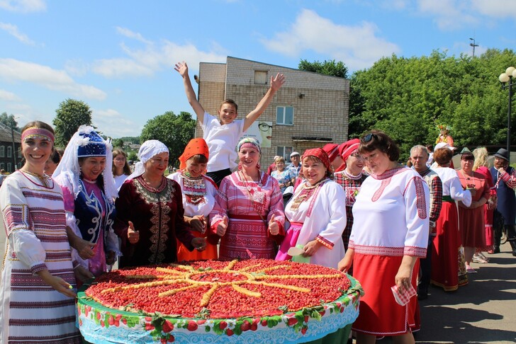 Большой ягодный пирог на фестивале «Узы-Боры»