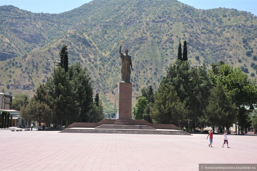 Памятники Исмаилу Самони в  современном Таджикистане будут везде и всегда, как в СССР монументы Ленину