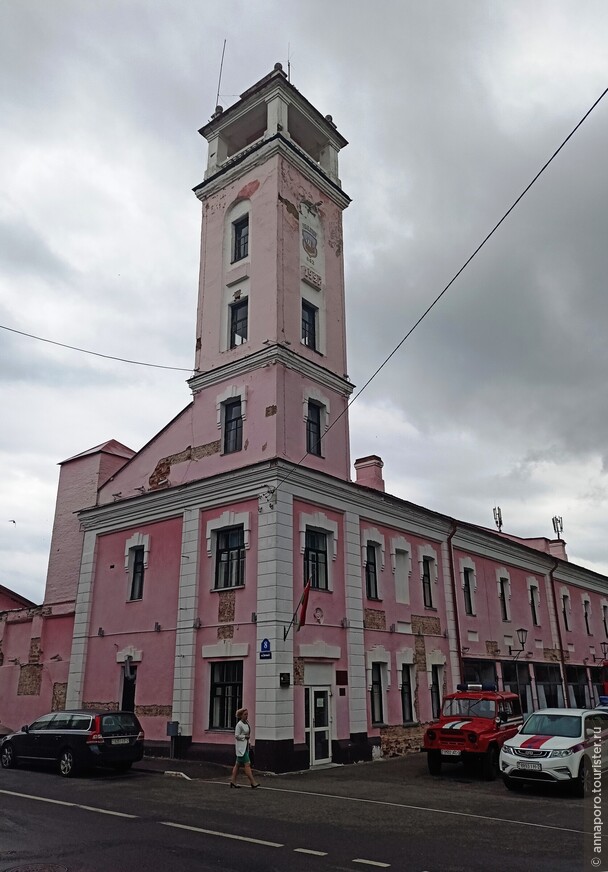 А это пожарная каланча - ей 95 лет, и из исторических зданий по высоте она уступает только Софийскому собору.
