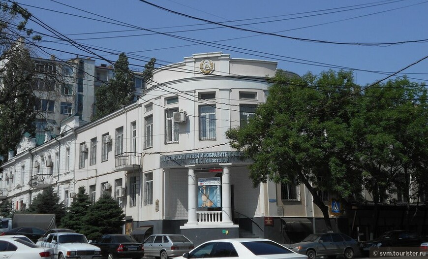 Здание музея было построено в 1930-х гг. и изначально здесь заседал Верховный Совет ДагАССР.