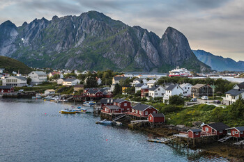В Норвегии круизный лайнер сел на мель 