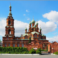 Это старейшая церковь Челябинска и одна из двух красивых краснокирпичных церквей города. Она построена в 1911-1914 годах по проекту челябинского потомственного строителя, архитектора П.А. Сараева. 