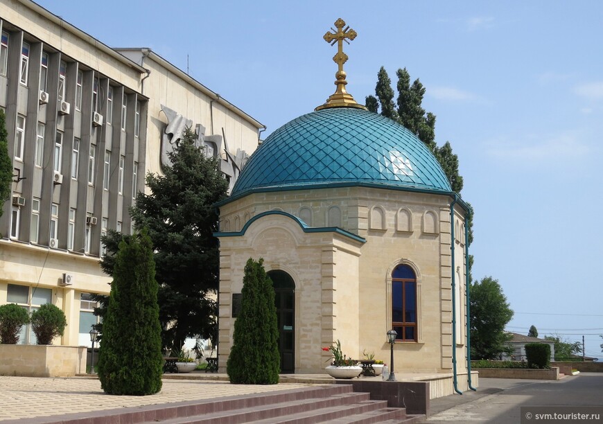 Храм был построен примерно на том месте,где возвышался собор Александра Невского.