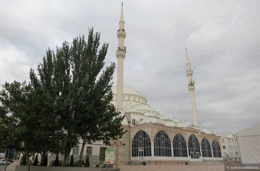 Мечеть строилась на средства богатой турецкой семьи и во время строительства погиб в автокатастрофе их сын-в память о нем мечеть получила название-Юсуф Бей Джами.