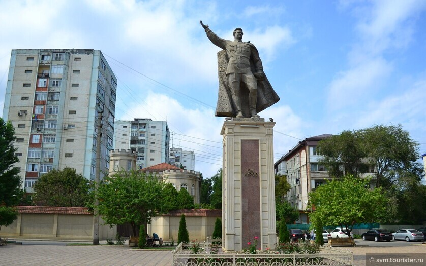 Памятник революционеру был установлен в 1975 году.