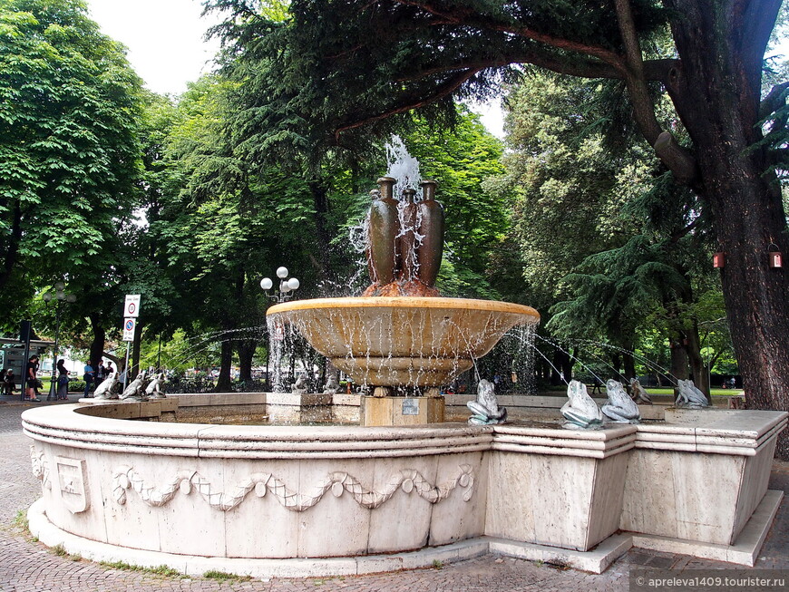Это фонтан в Больцано расположен прямо напротив вокзала. Год назад не работал, теперь вот полюбовалась довольными - в струях воды))) - лягушками!