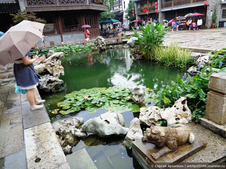Торговый район Гутонг в Нанкине — стилизированный под средневековьй Китай 14 века