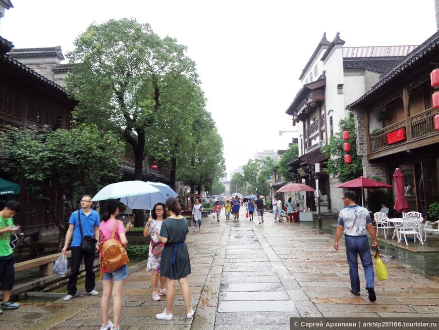 Торговый район Гутонг в Нанкине — стилизированный под средневековьй Китай 14 века