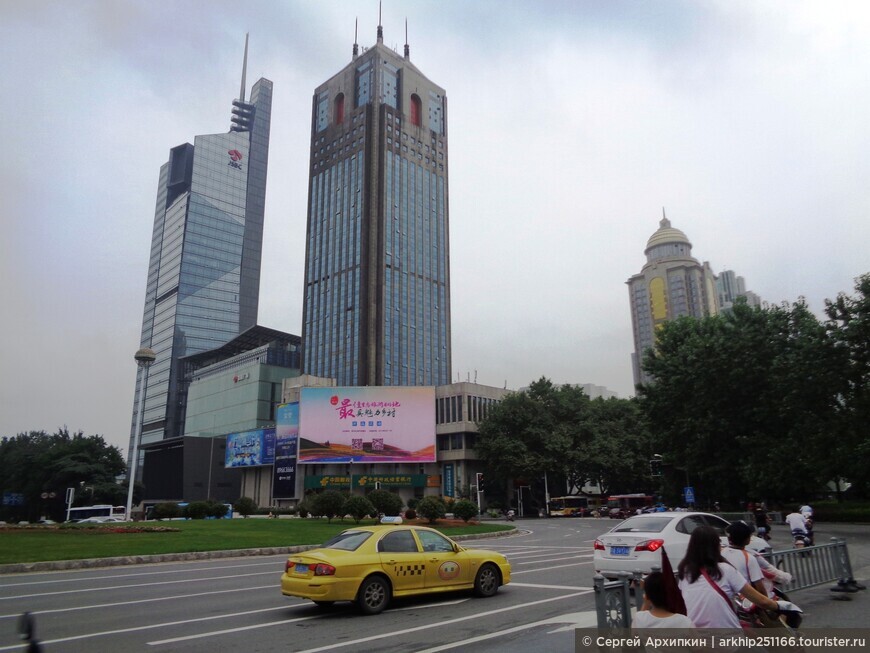 Небоскреб «Пурпурный Пик» в 10-ти миллионом Нанкине, в центральном Китае