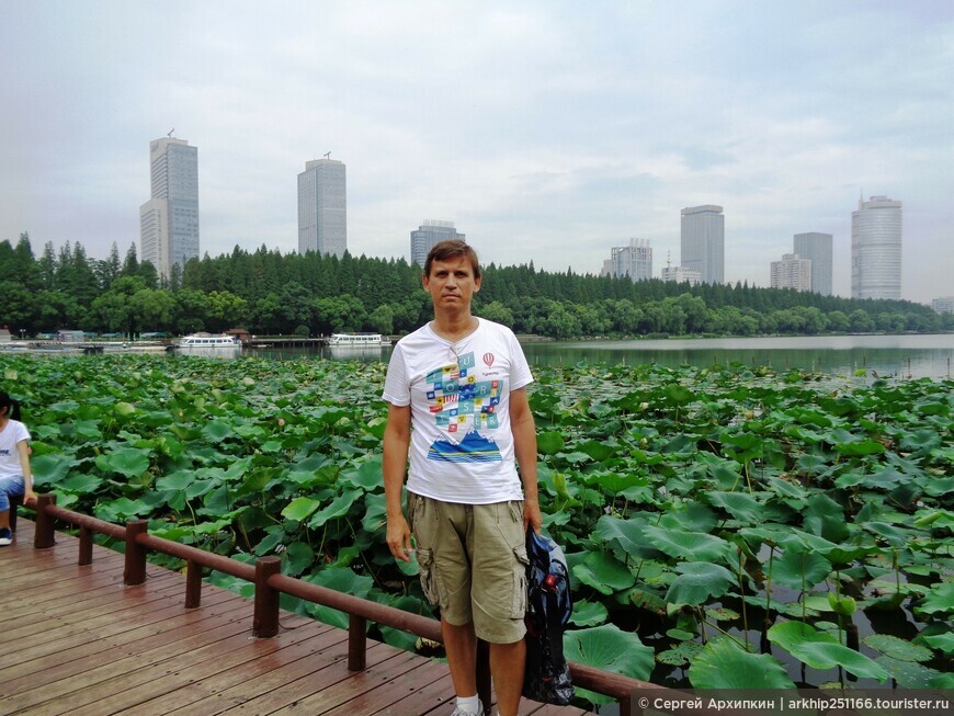 Субтропический парк Байлучжоу в центре Нанкина (Китай)