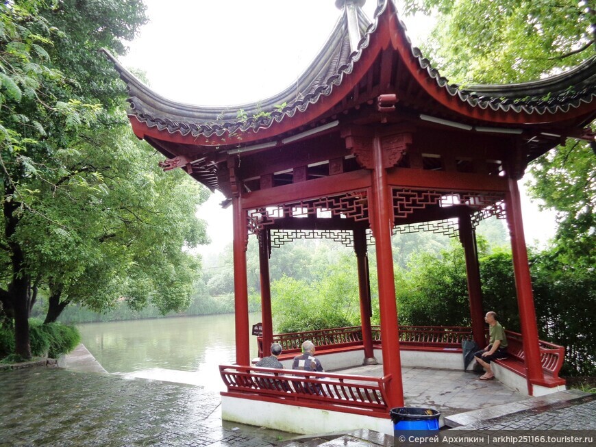 Субтропический парк Байлучжоу в центре Нанкина (Китай)