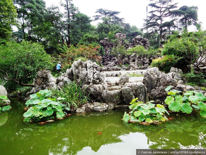 Самый большой городской парк Сюаньуху и озеро с лотосами в Нанкине в Китае