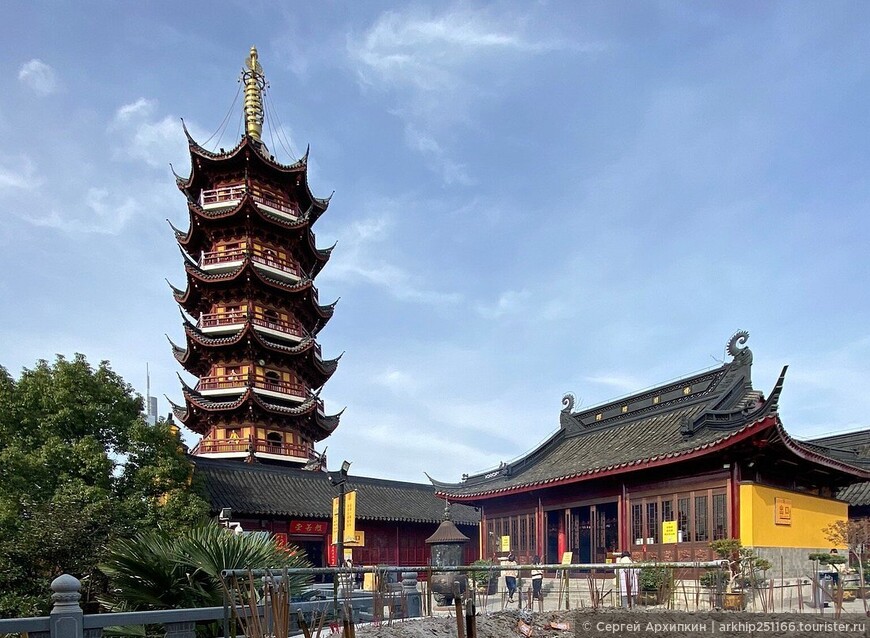 Буддисткий храм Цзимин с прекрасной пагодой в Нанкине в Китае