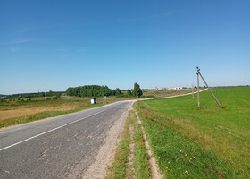 Дорога H2800 между Холопеничами и поворотом на Борки и автобусная остановка «Борки» (остановка для автобусов в направлении Холопенич) (на переднем плане)