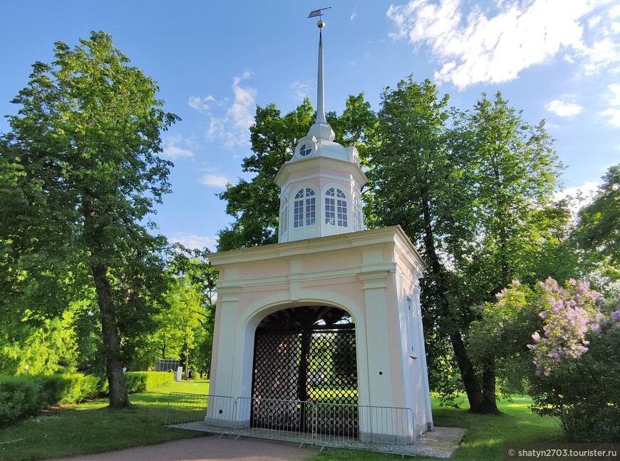 Въездные ворота являлись главными воротами потешной крепости Петерштадт. Архитектор - Антонио Ринальди.