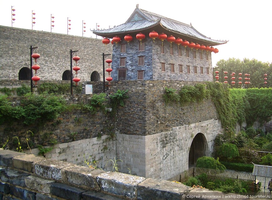 Руины средневекового дворца 14 века Минской династии в Нанкине в Китае