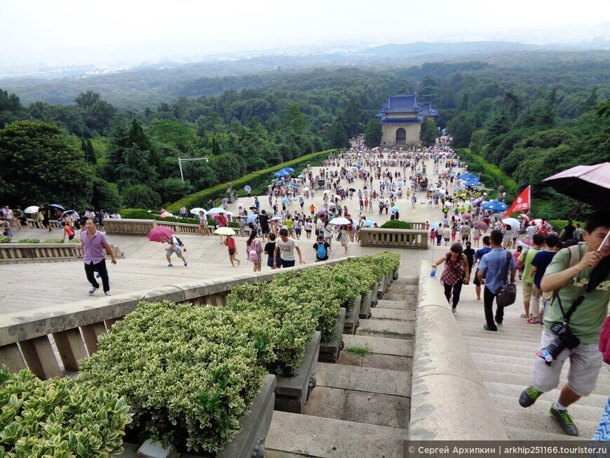 Мавзолей Сунь Ятсена (Отца Нации) на Пурпурной горе в Нанкине — национальная святыня Китая