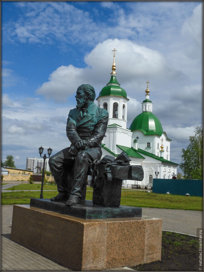 Автор – скульптор М.В. Переяславец, действительный член Российской Академии художеств, народный художник Российской Федерации, профессор кафедры скульптуры Московского государственного академического института имени Сурикова. 