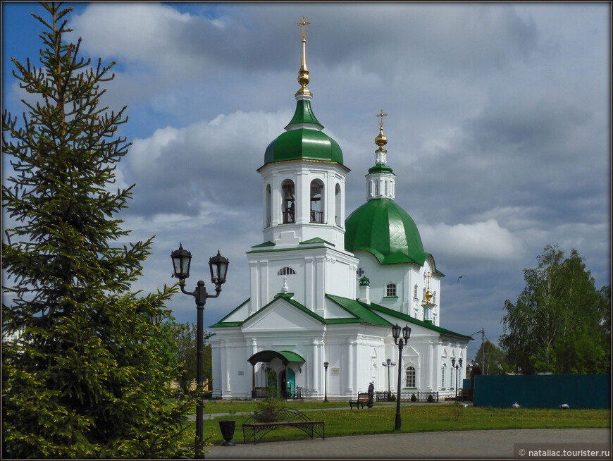 Петропавловская церковь -это образец местной тобольской «школы» каменного культового зодчества, показательный своеобразным сочетанием черт барокко и классицизма.