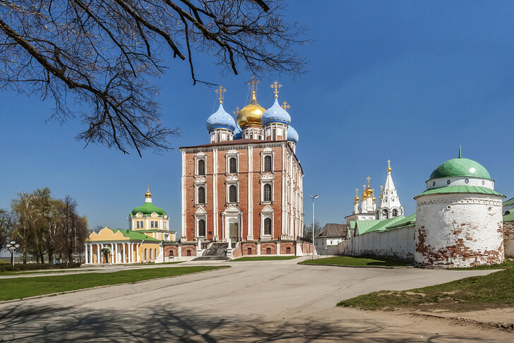 Успенский собор Рязанского кремля. Слева — Христорождественский собор, справа — Богоявленская церковь