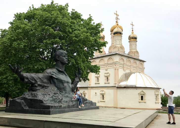 Памятник С. Есенину и церковь Спаса Преображения на Яру