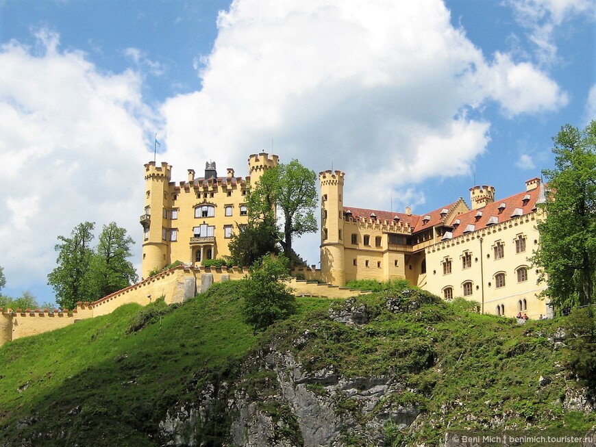  Замок Хо́эншвангау (нем. Schloß Hohenschwangau, буквально: «Высокий лебединый край») — замок в южной Баварии поблизости от одноимённой деревни.В этом замке вырос король Людвиг Второй,по распоряжению которого был построен Нойшванштайн- замок Новый лебединый камень
