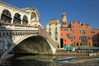 В Венеции туристов оштрафовали за катание по каналу на серфах