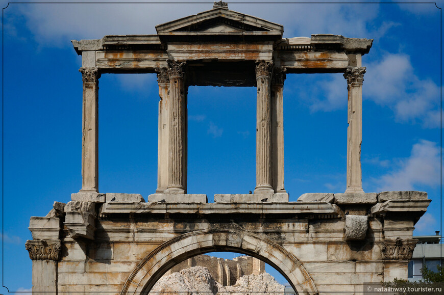 Арка Адриана. Была построена в честь римского императора Адриана во 2 веке н.э