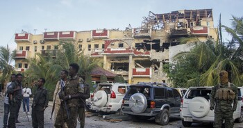 При захвате отеля Hayat в Сомали погибли не менее 30 человек 