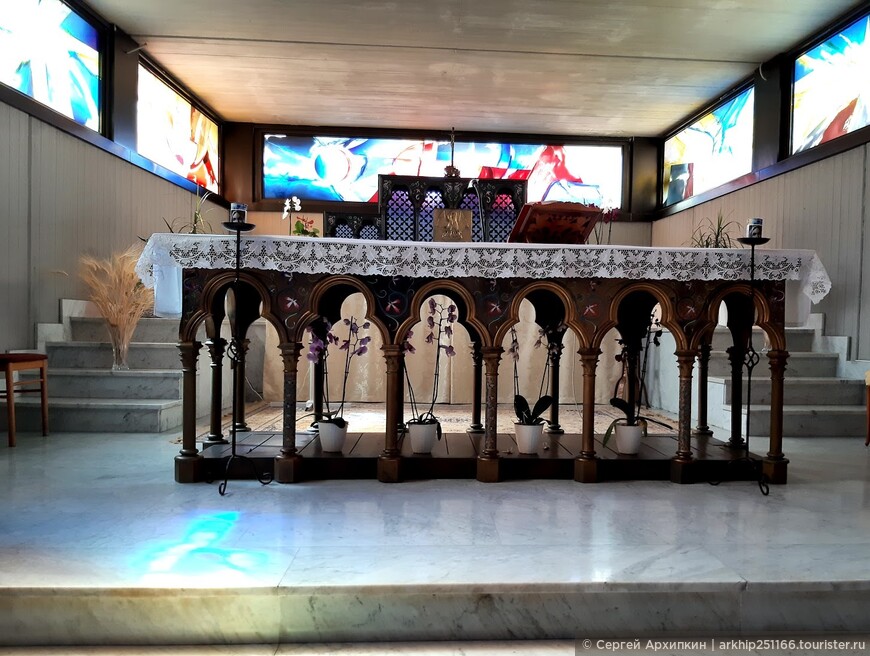 Необычный собор Богоматери в слезах в Сиракузах на Сицилии