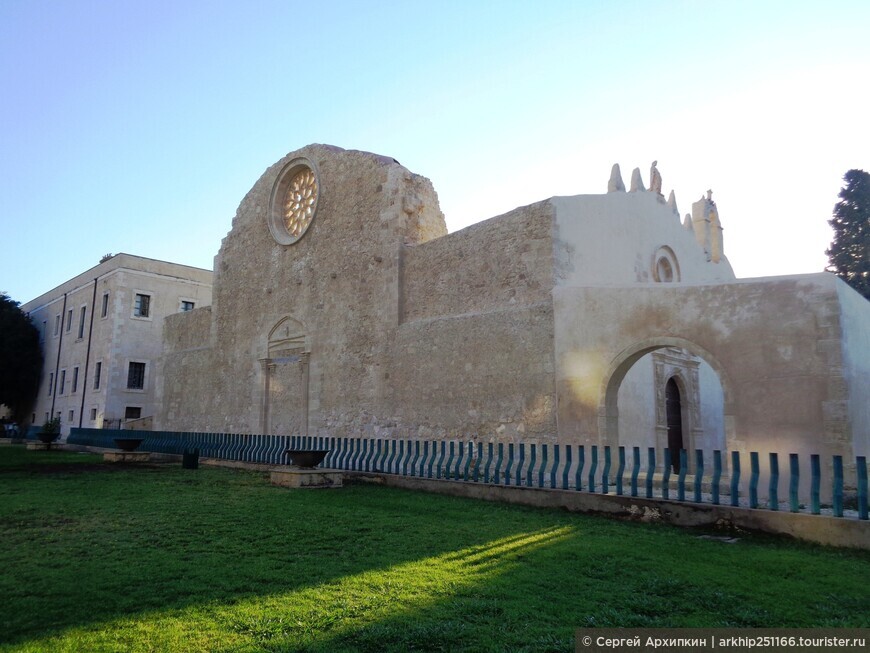 Необычный собор Богоматери в слезах в Сиракузах на Сицилии