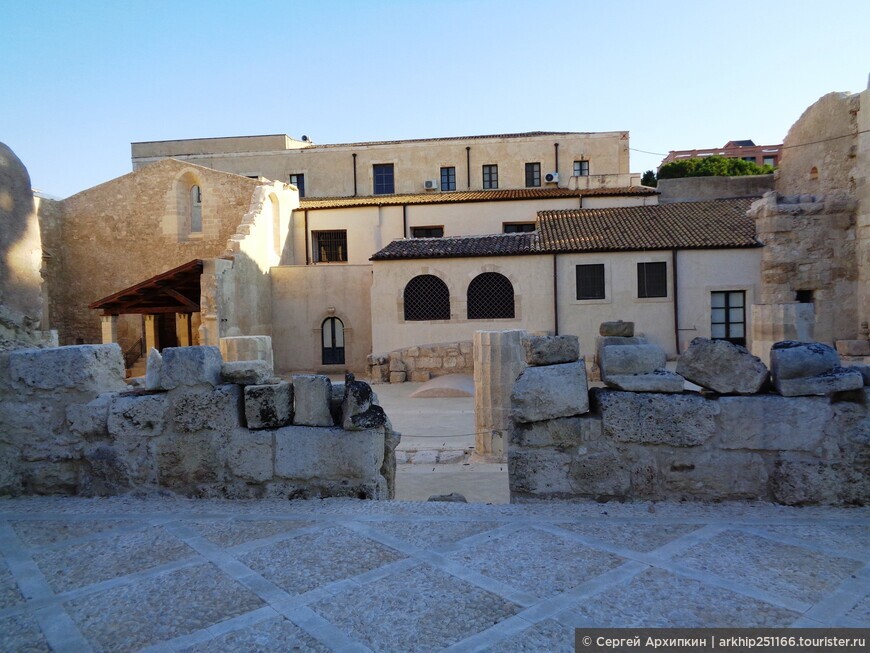 Средневековая церковь 6 века — Иоанна Богослова у катакомб в Сиракузах на Сицилии