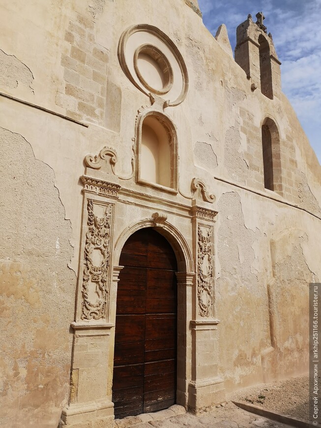 Средневековая церковь 6 века — Иоанна Богослова у катакомб в Сиракузах на Сицилии
