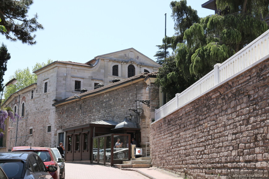 Константинопольский патриархат, как крепость, закрыт со всех сторон стенами.