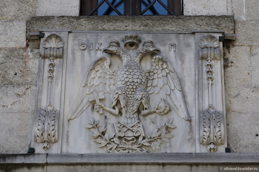 Византийский орёл над входом.