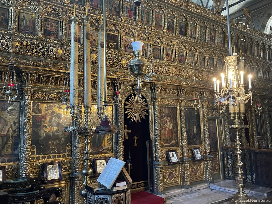Иконостас храма. Слева в местном ряду - храмовая икона Св. Георгия.