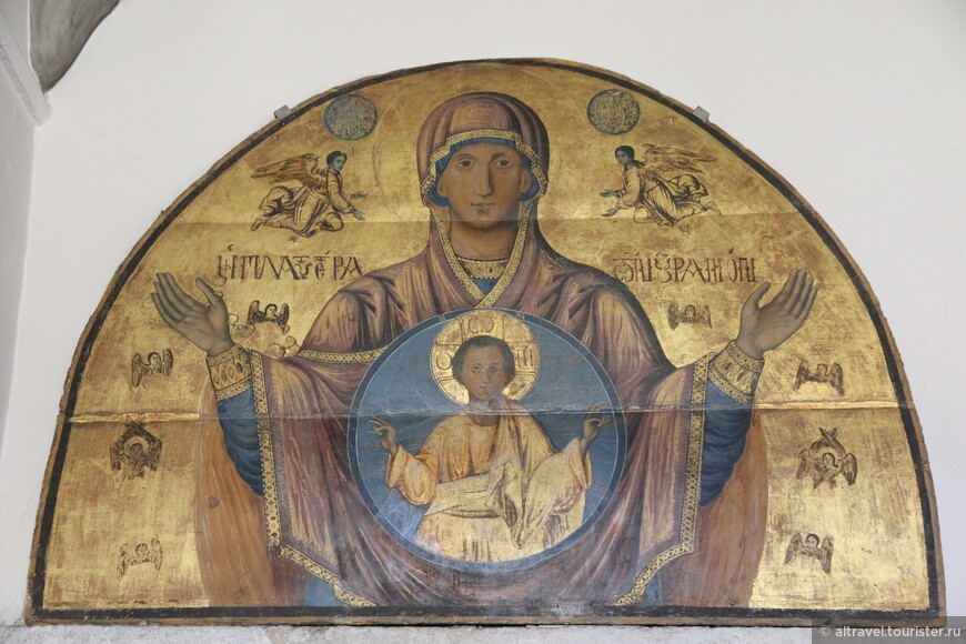 Икона Богоматерь «Знамение» в нартексе храма.