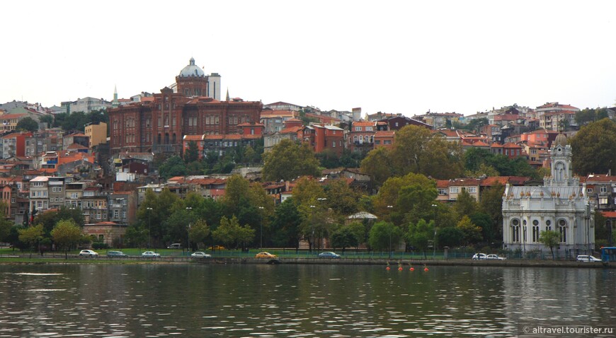 Вид с залива Золотой Рог на Фанар, Патриаршую академию и болгарскую церковь Св. Стефана (фото 2009 года).
