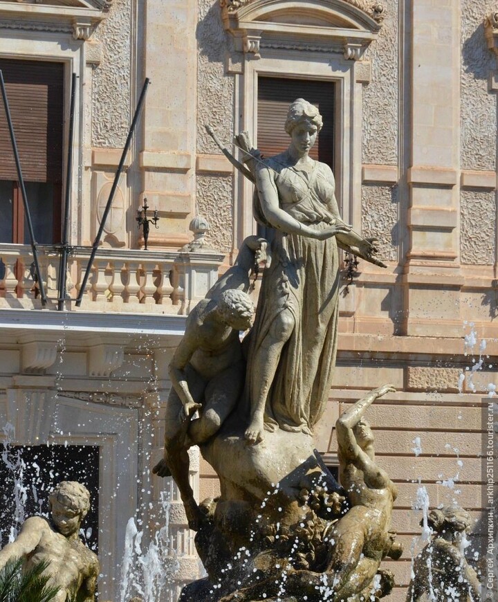 Фонтан Дианы в центре Сиракузы на Сицилии