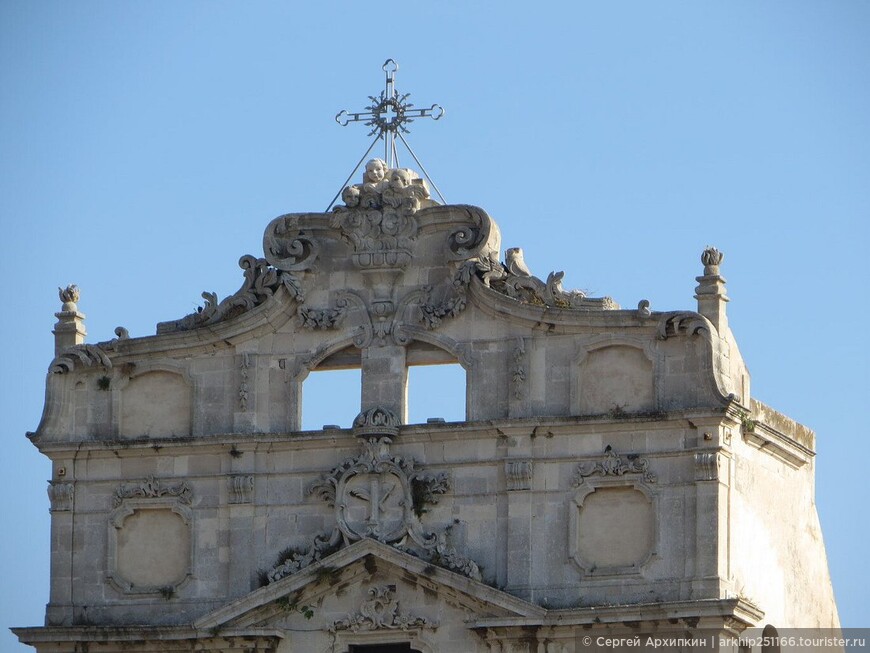 Церковь Санта-Лючия-алла-Бадия с картиной Караваджо Погребение Святой Лючии в Сиракузах на Сицилии