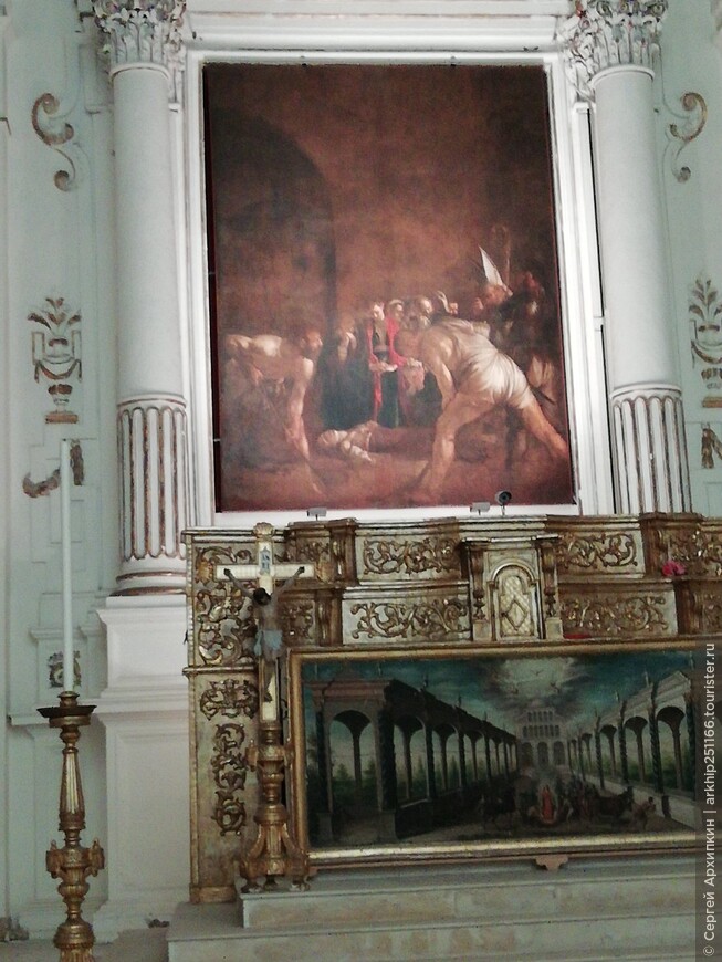 Церковь Санта-Лючия-алла-Бадия с картиной Караваджо Погребение Святой Лючии в Сиракузах на Сицилии