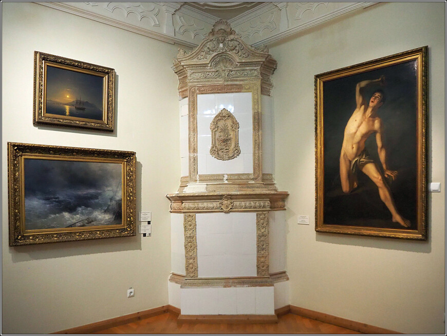 Справа - «Натурщик с поднятой рукой» (начало XIX века) работы неизвестного художника рубежа XVIII - XIX веков.