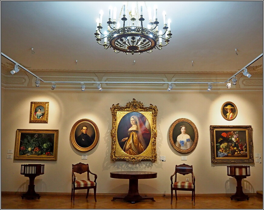 В центре «Портрет великой княгини Марии Николаевны, президента Академии художеств» работы неизвестного художника середины XIX века.