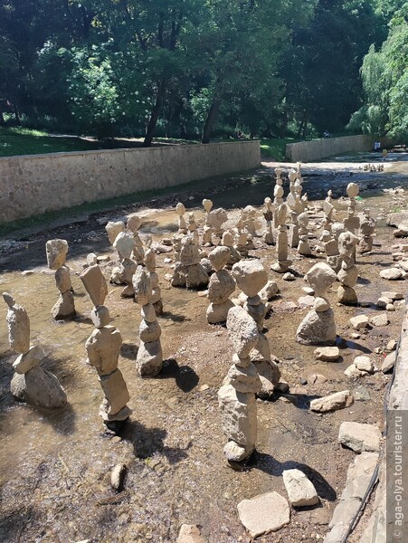 Балансирующие камни на реке Ольховка