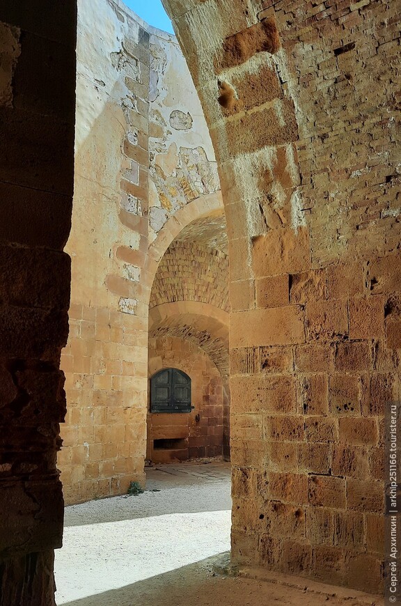 Средневековый замок Маниаче 13 века в Сиракузах на Сицилии