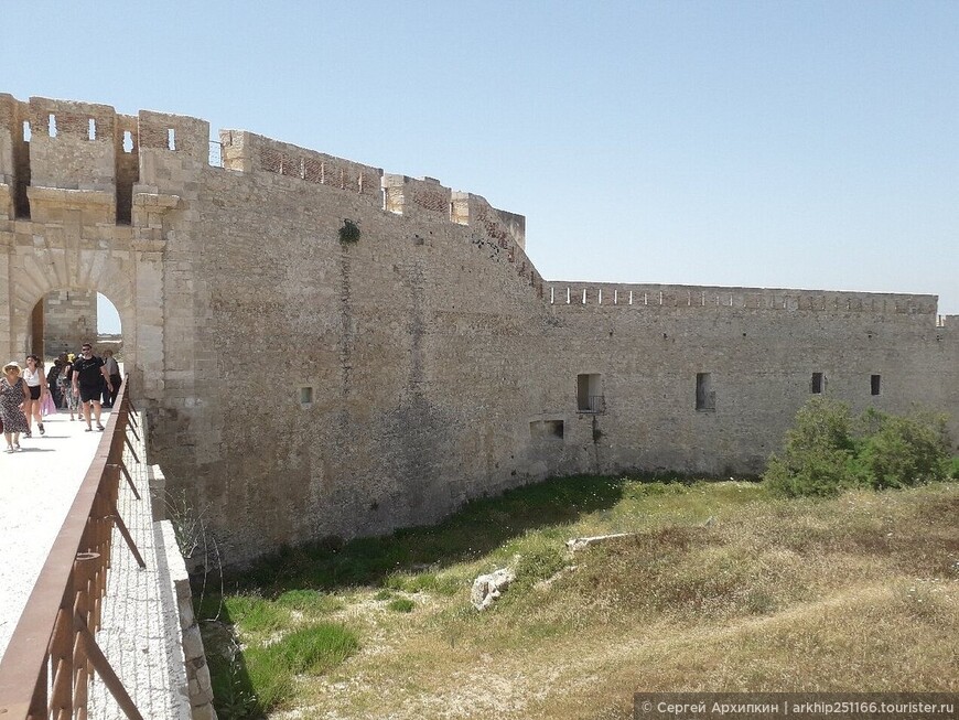 Средневековый замок Маниаче 13 века в Сиракузах на Сицилии