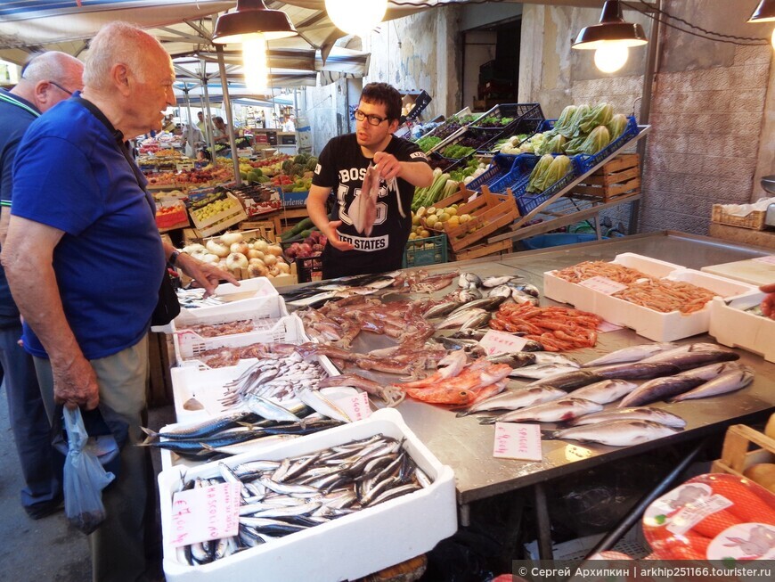 Колоритный Рыбный рынок в центре Сиракузы на Сицилии