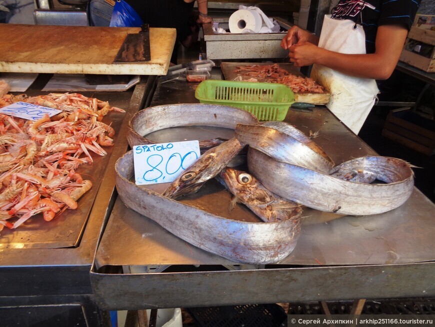 Колоритный Рыбный рынок в центре Сиракузы на Сицилии