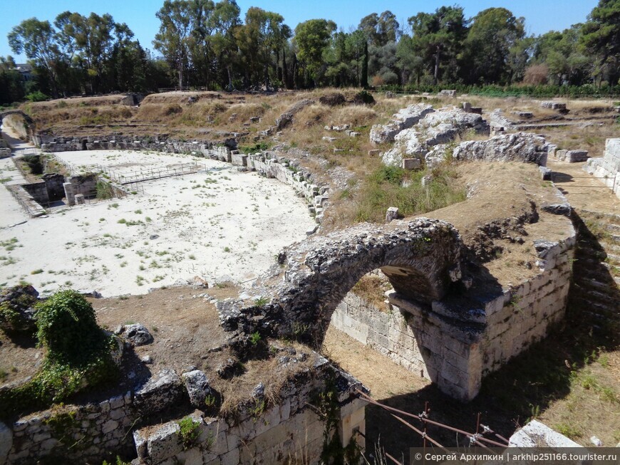 Древнеримский амфитеатр в Сиракузах на Сицилии